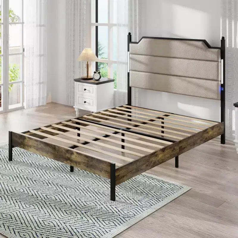 Struttura letto a piattaforma in legno con testiera imbottita, stazione di ricarica e luci a LED