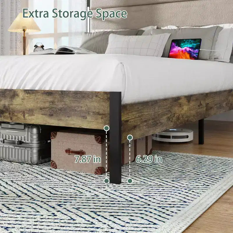 Struttura letto a piattaforma in legno con testiera imbottita, stazione di ricarica e luci a LED