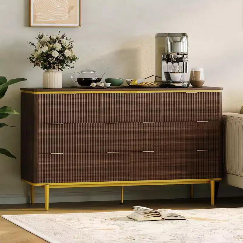 Comò a 7 cassetti scanalato, Cassettiera in legno da 54 pollici con maniglie dorate, Mobile TV dal design curvo per camera da letto e soggiorno