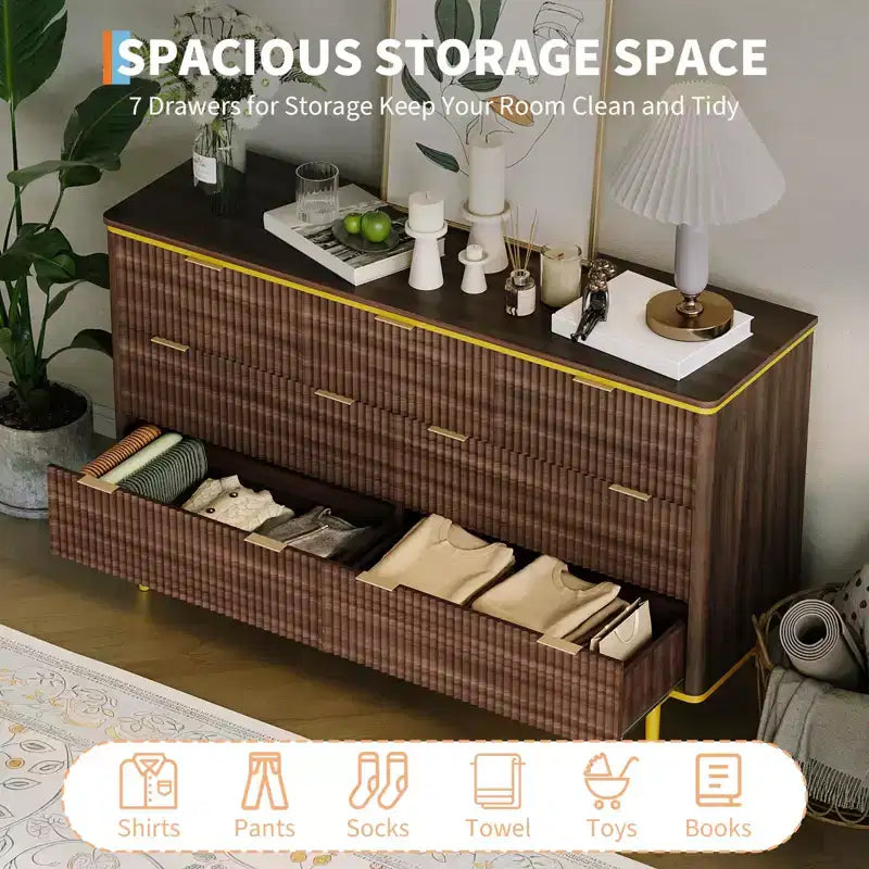 Comò a 7 cassetti scanalato, Cassettiera in legno da 54 pollici con maniglie dorate, Mobile TV dal design curvo per camera da letto e soggiorno