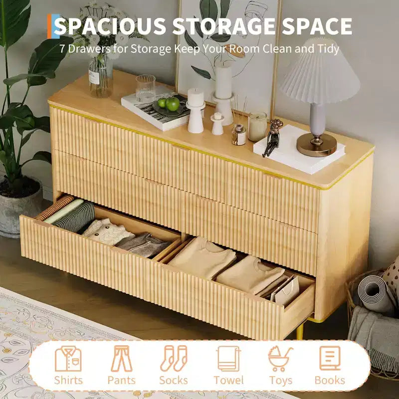 Comò a 7 cassetti scanalato, Cassettiera in legno da 54 pollici con maniglie dorate, Mobile TV dal design curvo per camera da letto e soggiorno